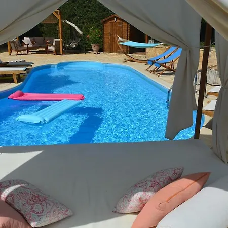 Private Pool Garden Bbq 5' Sea